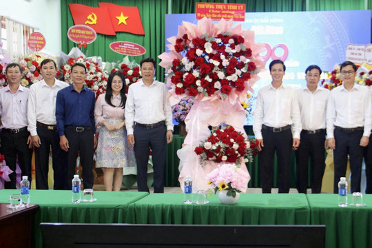 Đồng chí Lưu Văn Trung chúc mừng Báo Đắk Nông nhân Ngày Báo chí cách mạng Việt Nam