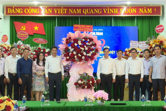 Đồng chí Lưu Văn Trung thăm, chúc mừng các cơ quan báo chí