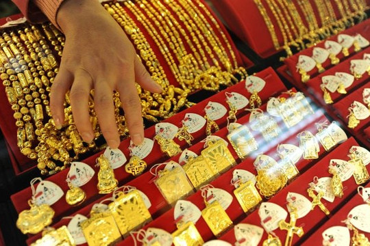Giá vàng trưa nay 25/6/2024: Giá vàng nhẫn 9999 tăng nhẹ, giá vàng thế giới ổn định.
