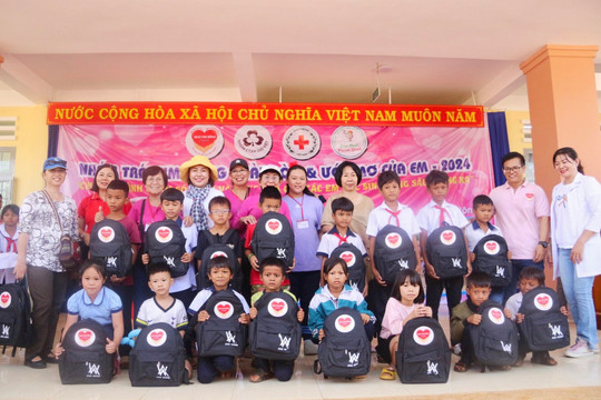 Tặng 310 suất quà cho học sinh Đắk Nông