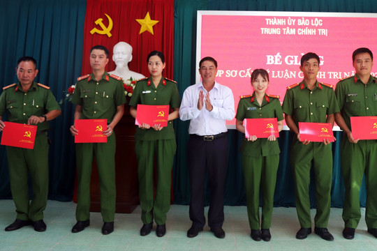 Bảo Lộc: Bế giảng, trao bằng tốt nghiệp Sơ cấp lý luận chính trị cho cán bộ, chiến sĩ công an