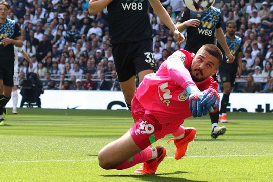 Tân binh Ipswich Town chiêu mộ thủ môn của Burnley giá 10 triệu bảng