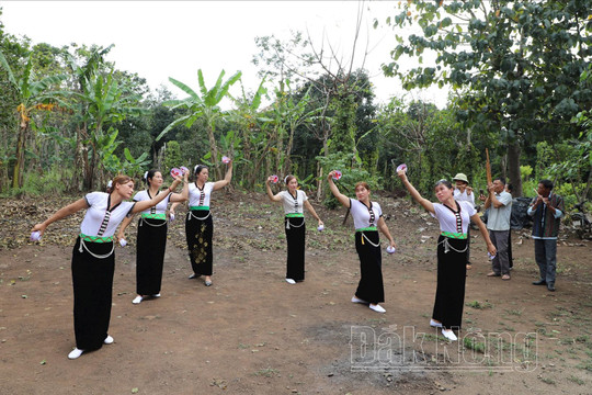 Phụ nữ xã Ea Pô "giữ lửa" văn hóa Thái