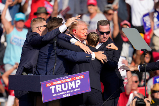 Nổ súng tại sự kiện vận động tranh cử của ông Trump