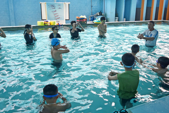 Dạy bơi miễn phí cho trẻ nghèo