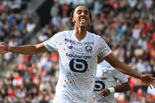 Leny Yoro tới kiểm tra y tế tại Man Utd