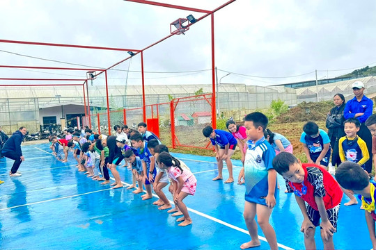 Lạc Dương: Dạy bơi miễn phí cho gần 70 học sinh