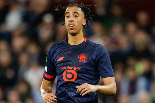 Everton bị “thao túng tâm lý” trong vụ MU ký Leny Yoro
