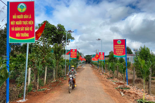 Đường giao thông nông thôn kiểu mẫu đầu tiên ở bon Đắk Láp