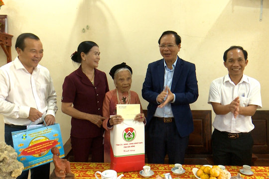 Đồng chí Ngô Thanh Danh thăm, tặng quà các mẹ liệt sĩ ở Gia Nghĩa