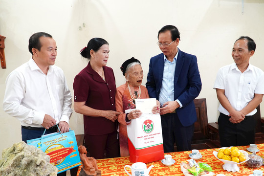 Bí thư Tỉnh ủy Ngô Thanh Danh thăm, tặng quà mẹ liệt sĩ tại TP. Gia Nghĩa