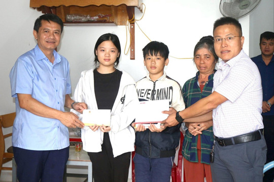 Trao 22 triệu đồng cho một học sinh đặc biệt khó khăn thi đậu vào trường chuyên