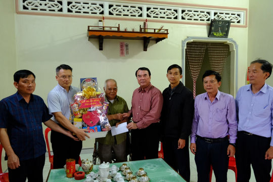 Phó Chủ tịch UBND tỉnh Phạm S thăm, tặng quà các gia đình thương binh và người có công huyện Cát Tiên, Đạ Tẻh