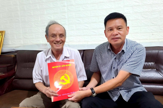 Bí thư Huyện ủy Đắk Glong thăm, tặng quà các gia đình thương binh