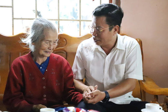 Đồng chí Lưu Văn Trung thăm, tặng quà gia đình chính sách tiêu biểu huyện Đắk R'lấp