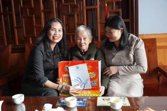 Hội LHPN tỉnh Đắk Nông thăm, tặng quà Mẹ Việt Nam anh hùng