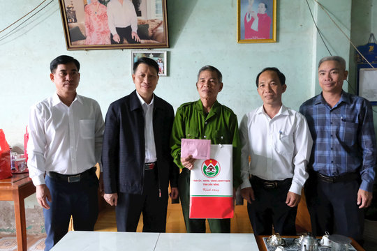 Trưởng Ban Tuyên giáo Tỉnh ủy Đắk Nông thăm, tặng quà gia đình chính sách tại Tuy Đức