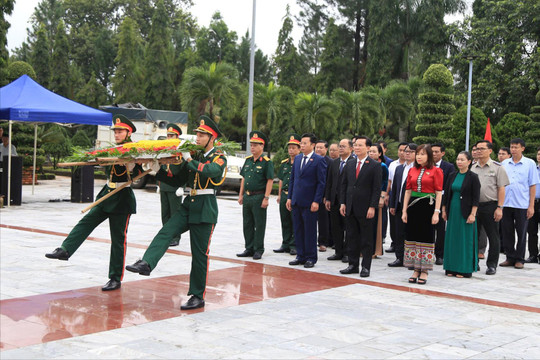 Đại biểu HĐND tỉnh Đắk Nông viếng các anh hùng, liệt sĩ trước Kỳ họp thứ 8