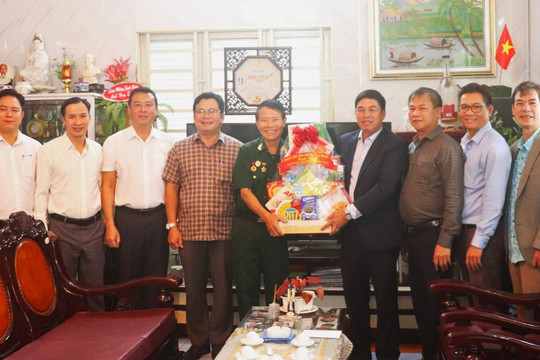Lãnh đạo TP Bảo Lộc thăm, tặng quà các gia đình chính sách
