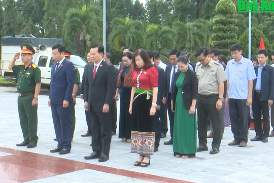 Đại biểu viếng các anh hùng, liệt sĩ trước Kỳ họp thứ 8, HĐND tỉnh Đắk Nông khóa IV