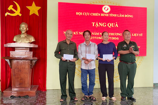 Hội CCB tỉnh thăm, tặng quà thương binh, bệnh binh huyện Cát Tiên
