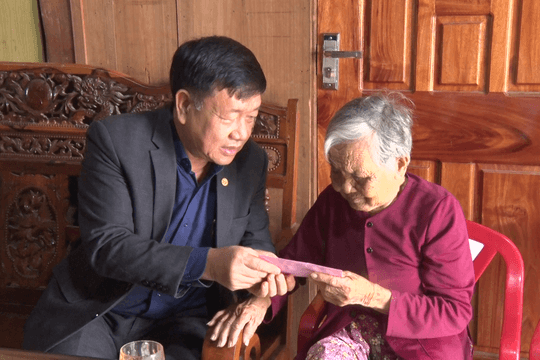 Trưởng Ban Nội chính Tỉnh ủy Đắk Nông tặng quà Mẹ Việt Nam Anh hùng, thân nhân liệt sĩ tại Krông Nô