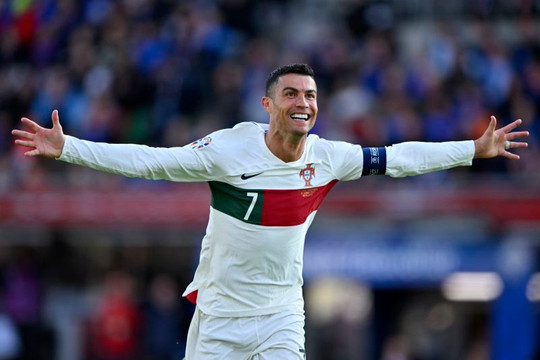 Chuyển nhượng tối 25/7: Đội bóng Mỹ ve vãn C. Ronaldo, Ollie Watkins muốn tới Chelsea