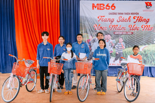 Đắk Nông: Tặng quà trị giá 425 triệu đồng cho học sinh xã Đắk Ru