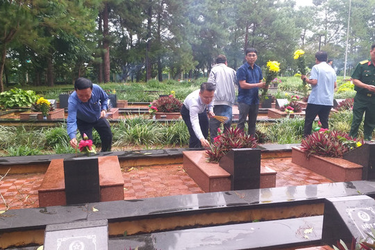 Lãnh đạo các huyện Đạ Tẻh, Cát Tiên viếng Nghĩa trang Liệt sĩ nhân ngày 27/7