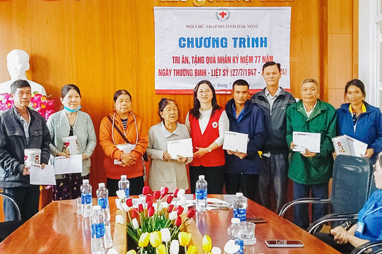 Hội Chữ thập đỏ tỉnh Đắk Nông tặng quà gia đình chính sách huyện Đắk Glong