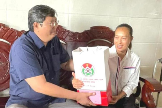 Phó Chủ tịch Thường trực UBND tỉnh Đắk Nông Lê Văn Chiến thăm, tặng quà các gia đình chính sách tại huyện Cư Jút