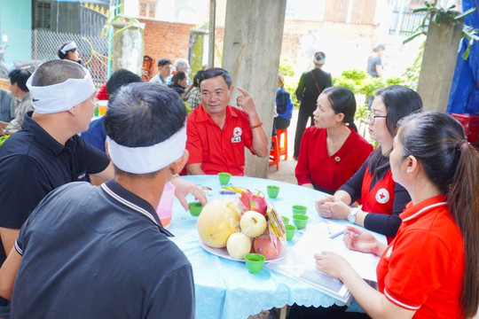 Thăm hỏi gia đình nạn nhân tử vong do tai nạn giao thông tại xã Đắk R’la