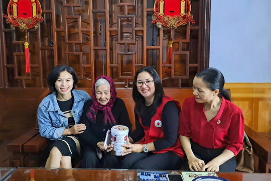Hội Chữ thập đỏ tỉnh Đắk Nông thăm, tặng quà gia đình chính sách huyện Đắk Mil