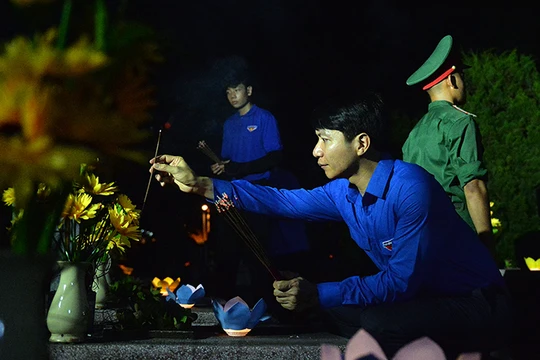 Thắp nến tri ân các Anh hùng liệt sĩ và Tổng Bí thư Nguyễn Phú Trọng