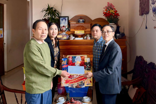 Ngân hàng Nhà nước chi nhánh tỉnh Đắk Nông tặng quà các gia đình chính sách tại Gia Nghĩa