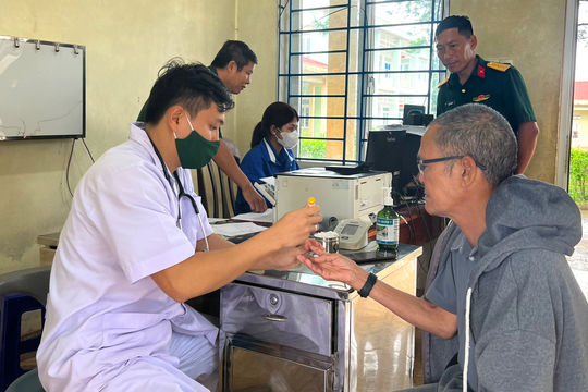 Khám bệnh, tặng quà gia đình chính sách xã Quảng Trực
