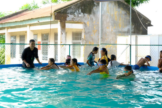 Đắk Nông: Bế giảng lớp dạy bơi miễn phí cho gần 100 học sinh