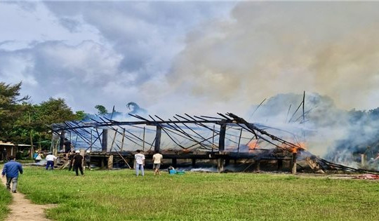 Gia Lai: Cháy nhà rông truyền thống làng Kon Băh