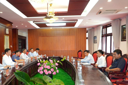 Đồng chí Lưu Văn Trung làm việc với Cơ quan Thường trực Báo Nhân Dân tại Đà Nẵng