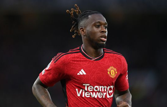 Wan-Bissaka đòi trả nợ tình, MU rối như tơ vò