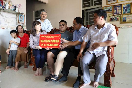 Anh K’Mắc được tặng chân giả