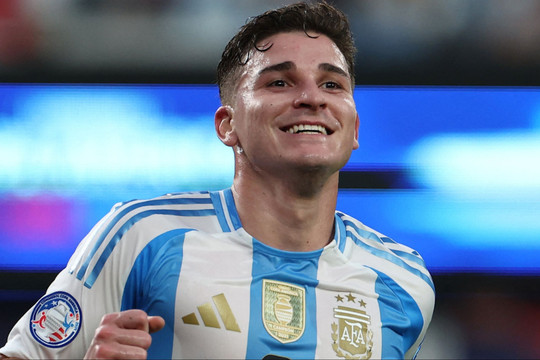 Tiền đạo “trăm củ” Julian Alvarez tới Atletico kiểm tra y tế