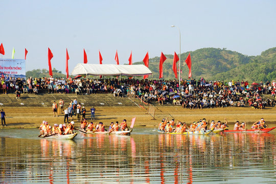 Lên cao nguyên xem đua thuyền