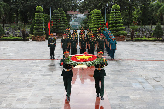 Đại biểu dự Đại hội Thi đua quyết thắng lực lượng vũ trang tỉnh Đắk Nông viếng anh hùng, liệt sĩ