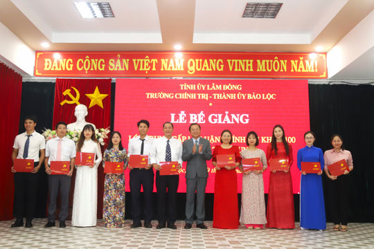 Bế giảng lớp Trung cấp Lý luận chính trị khóa 100 tại TP Bảo Lộc