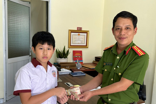 Một học sinh ở Đắk Nông nhặt được 20 triệu đồng tìm trả người đánh rơi