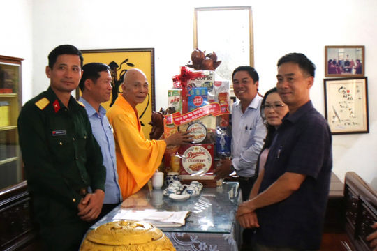 Lãnh đạo TP Bảo Lộc thăm, tặng quà các cơ sở Phật giáo nhân dịp lễ Vu lan năm 2024