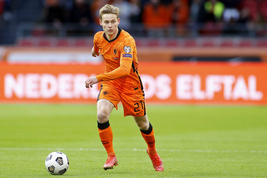 De Jong xát muối vào trái tim fan MU