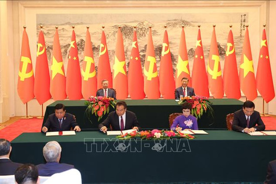 Tổng Bí thư, Chủ tịch nước Việt Nam và Trung Quốc chứng kiến Lễ ký các văn kiện hợp tác giữa hai nước