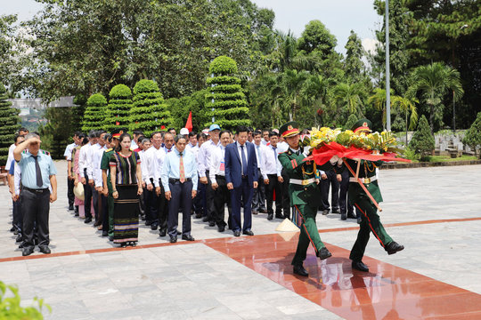Đoàn đại biểu dự Đại hội MTTQ Việt Nam tỉnh Đắk Nông viếng các anh hùng liệt sĩ